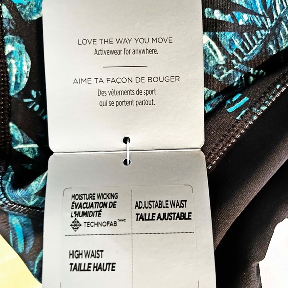 NEW PHOTOS! CAPRI LEGGINGS, BLUES/WHITE/BLACK, SIZE 5X, MOISTURE WICKING, PULL - Picture 13 of 16